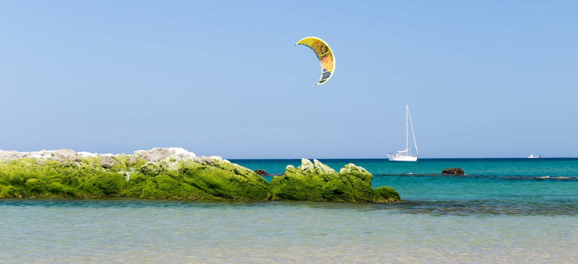 velero y kitesurf en tarifa