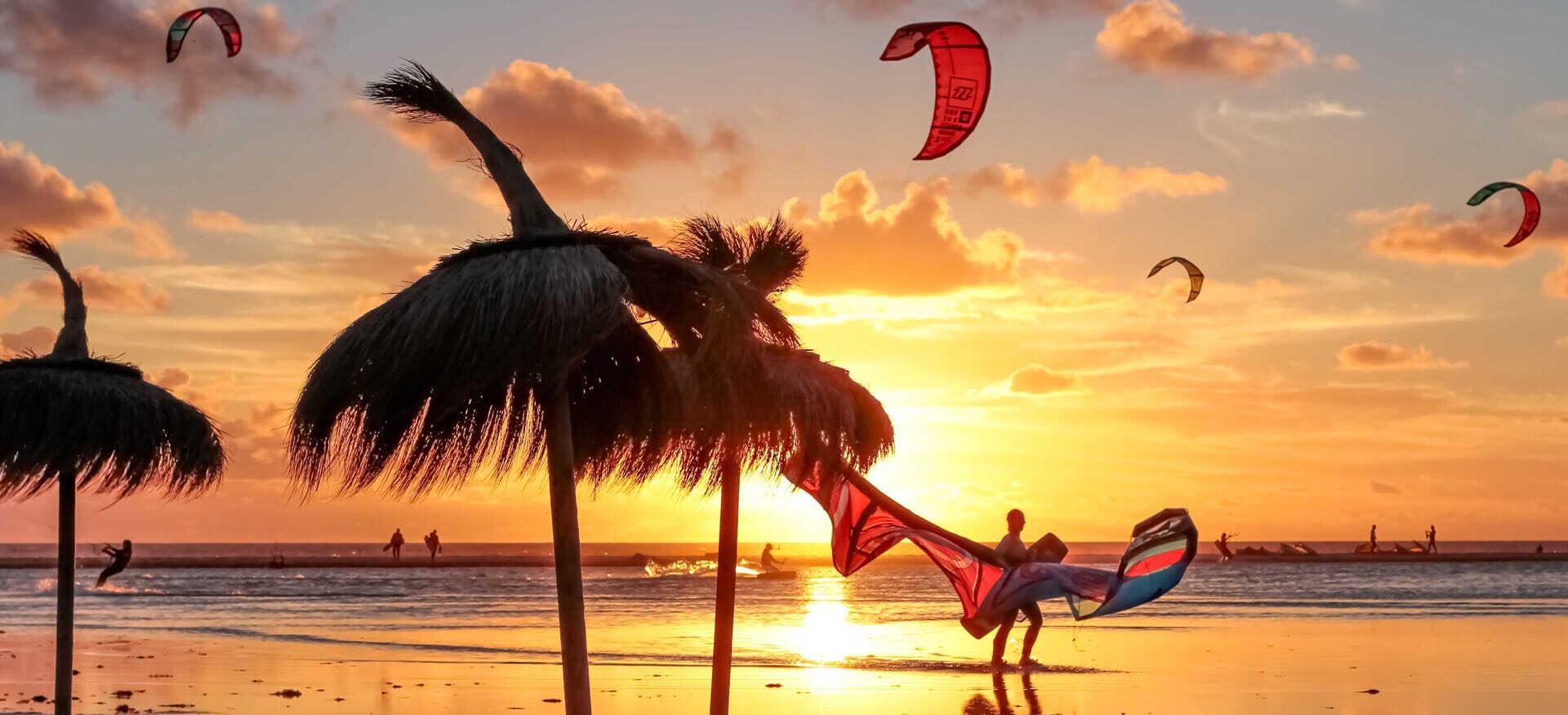 kitesurfistas en la playa de los lances tarifa